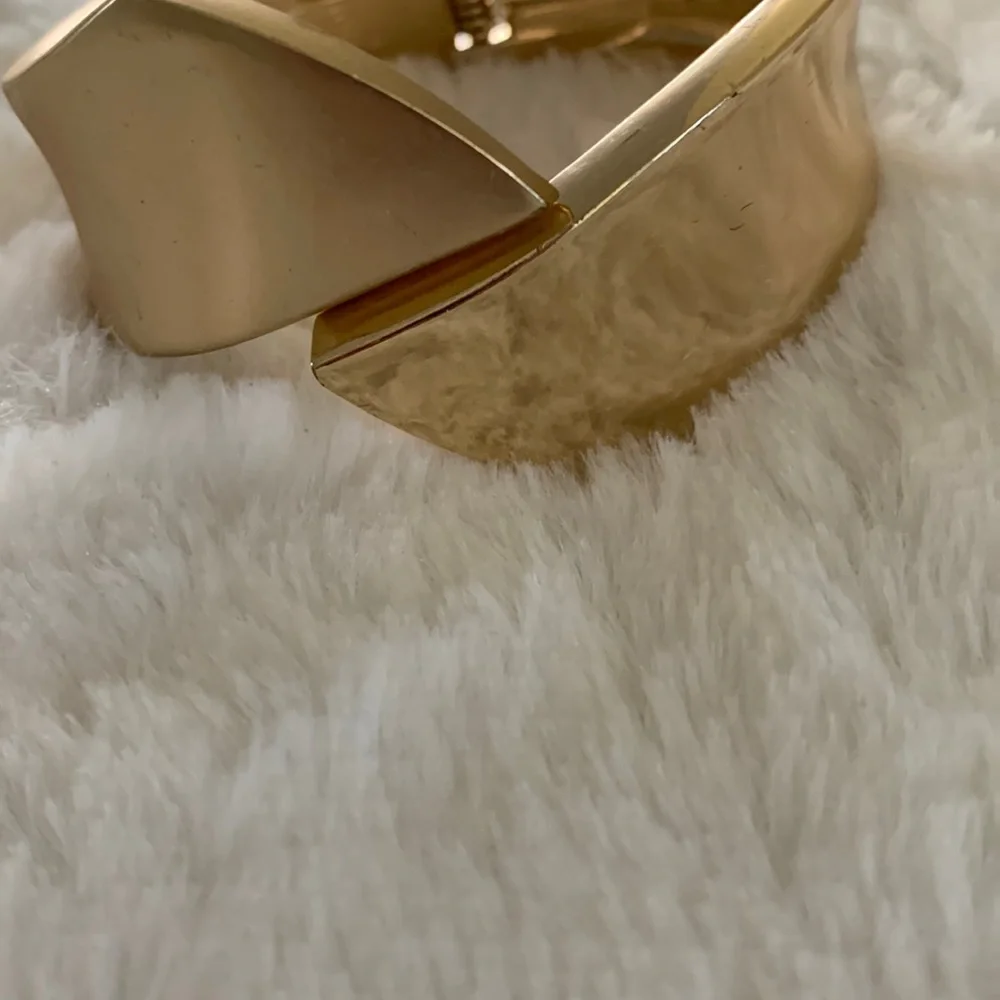 Gold tone‎ bracelet